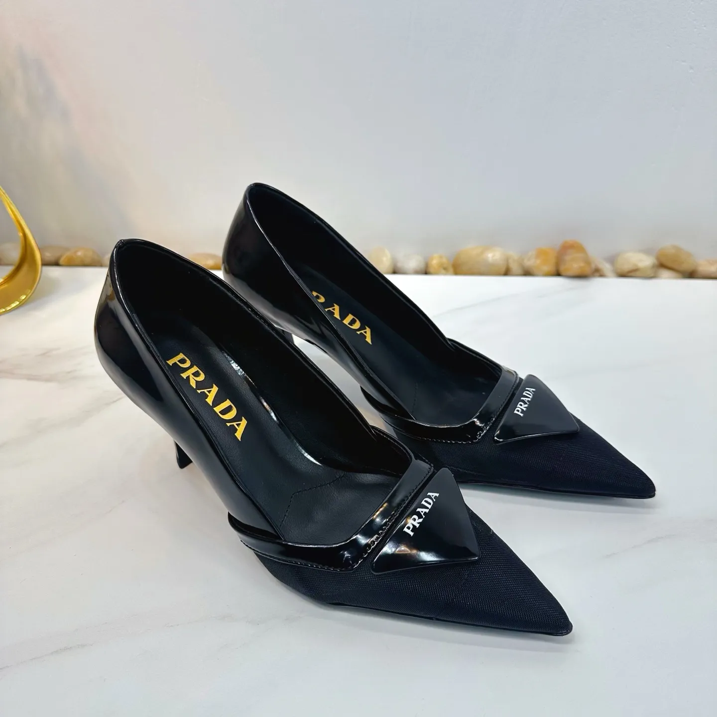 👟👟Ex-factory price 560👟👟 2025 SSS launches Prada’s latest long boots, sandals, thin heels, empty backs, thick heels series ————————🆚🆚🆚 💥PRADA's early spring T-stage catwalk show is the same style as "Dreams Never Sleep". Prada can use it on important occasions. The fresh style has a bit of nobility and is perfect on the feet. 💃💃 Wear this shoe with it. It is elegant and crystal clear, regardless of various accessories. The materials are all exclusively customized one-to-one and must be zero-distance from the original. The entire series is full of exciting and unexpected combinations of elements. The expression of different materials and textures of fabrics has a strong artistic flavor, allowing you to appreciate the ever-changing style of Prada girls. 1⃣ Upper: Made of open-edge bead➕mesh 2⃣ Lining: imported sheepskin 3⃣ Outsole: Italian original genuine leather outsole Heel height 7.5 4⃣🔺Original labeling feet, stock code number 35M-39M (40 41 42 customized, non-returnable and non-exchangeable).